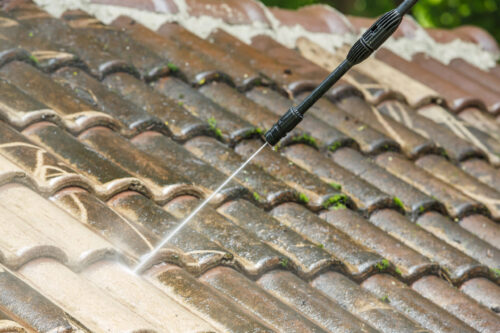 Nettoyage De La Toiture. Un Closeudo D'une Gouttière De Pluie Sale Qui a  Besoin D'être Nettoyée Avec De La Saleté Et Des Débris at Photo stock -  Image du tuyau, canalisation: 224324232