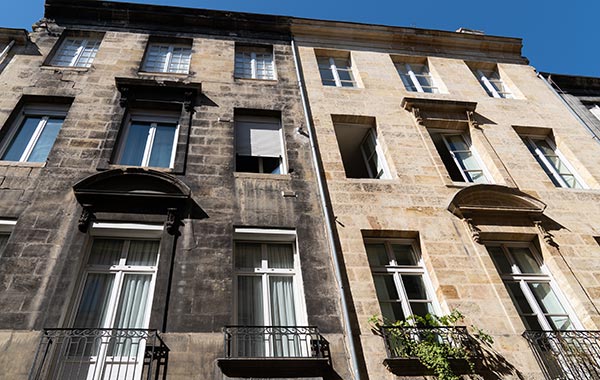 Deux façades en pierre avant et après nettoyage