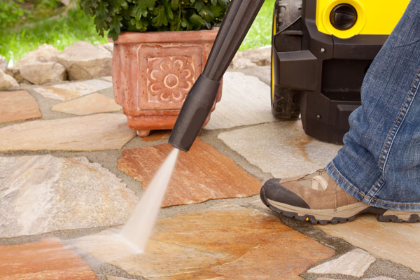 Terrasse en pierre naturelle nettoyée au karcher