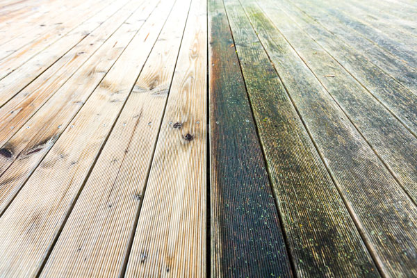 Terrasse en bois traitée du côté gauche et non traitée du côté droit