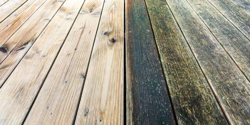 Terrasse en bois traitée du côté gauche et non traitée du côté droit